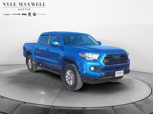 Used 2018 Toyota Tacoma SR5 RWD image 2