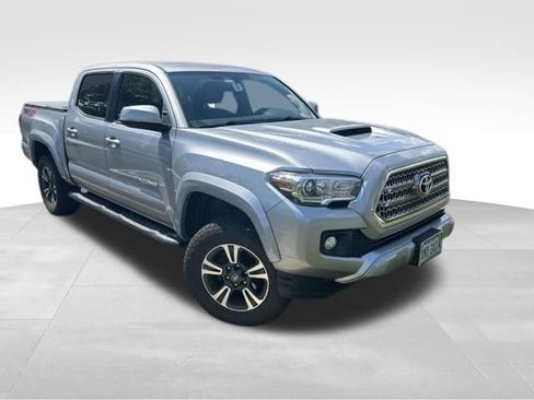 Used 2017 Toyota Tacoma TRD Sport w/ Tow Package AWD/4WD image 5