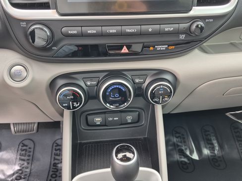 Used 2025 Hyundai Venue SEL FWD image 53