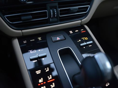 Certified 2025 Porsche Macan image 22