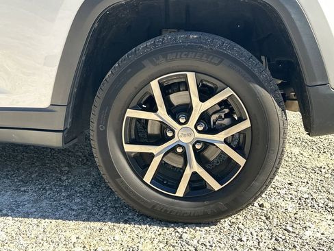 Used 2023 Jeep Grand Cherokee Limited w/ Luxury Tech Group II image 21