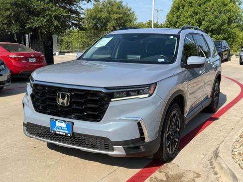 Used 2025 Honda Pilot Touring image 1