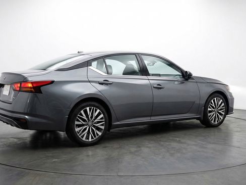 Used 2025 Nissan Altima 2.5 SV image 9