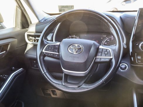 Certified 2023 Toyota Highlander XLE image 17