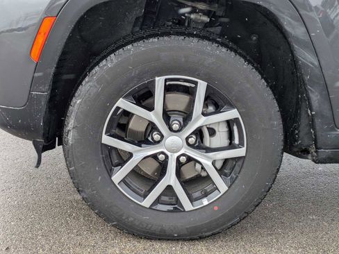 Used 2025 Jeep Grand Cherokee Limited image 12