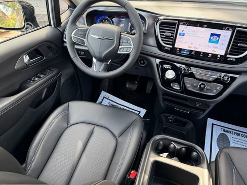 New 2026 Chrysler Pacifica Select FWD image 36