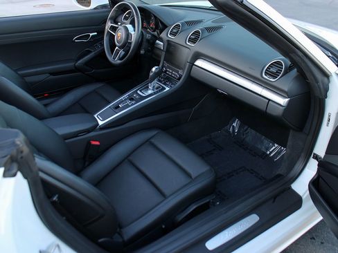 Used 2018 Porsche 718 Boxster RWD image 20