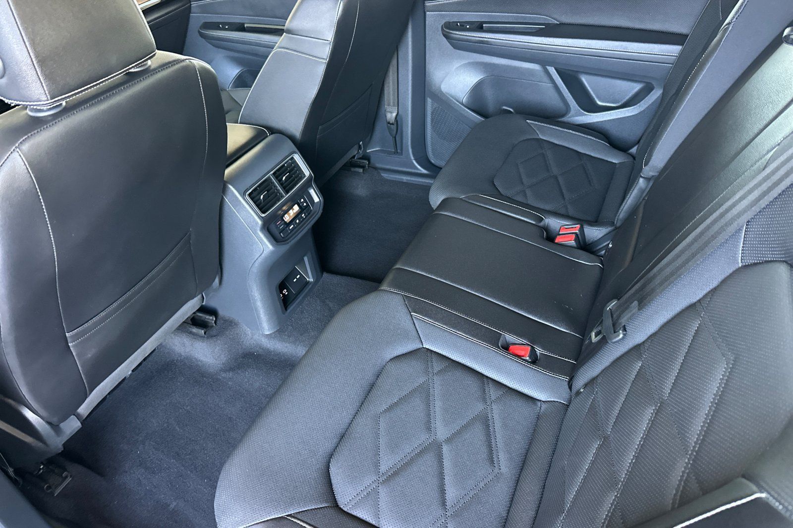 Used 2025 Volkswagen Atlas SE AWD/4WD image 11