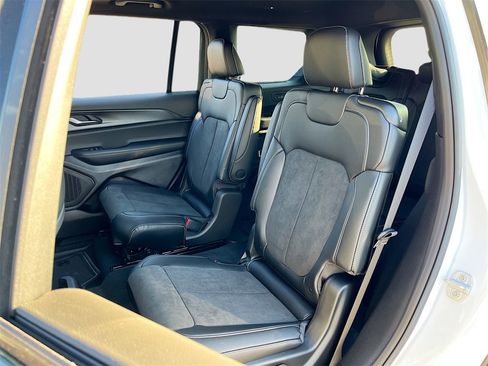 New 2025 Jeep Grand Cherokee L Altitude image 24