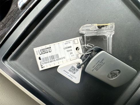 Used 2020 Toyota Sienna XLE image 37