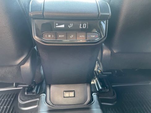 Used 2025 Toyota Highlander XLE AWD/4WD image 8