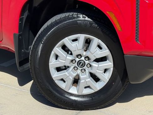 Used 2022 Nissan Frontier SV RWD image 2