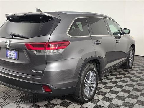 Used 2018 Toyota Highlander XLE AWD/4WD image 4