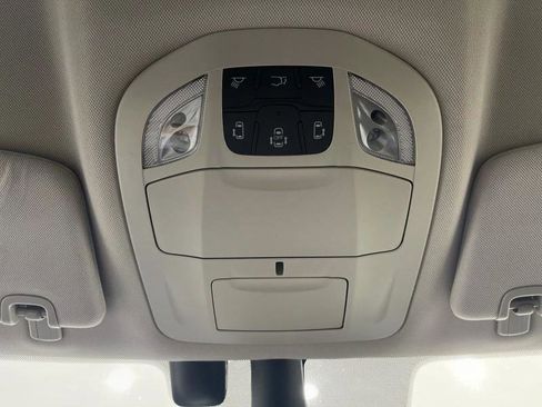 Used 2022 Chrysler Pacifica Touring-L image 15