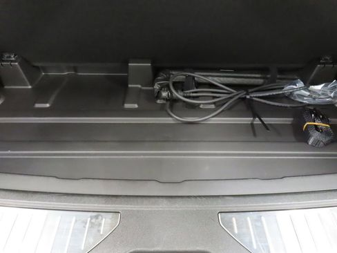 Used 2025 GMC Yukon AT4 w/ LPO, Get Active Package AWD/4WD image 48