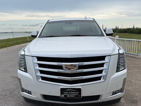 Used 2018 Cadillac Escalade Luxury AWD/4WD image 2