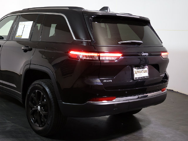 Used 2024 Jeep Grand Cherokee Limited AWD/4WD image 11