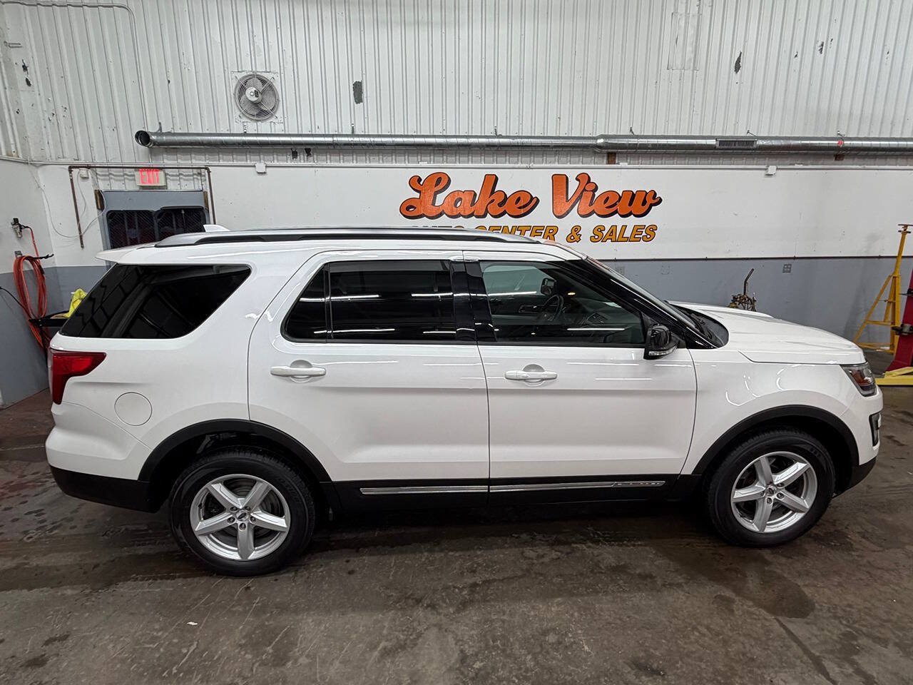 Used 2016 Ford Explorer XLT w/ Equipment Group 202A AWD/4WD image 9