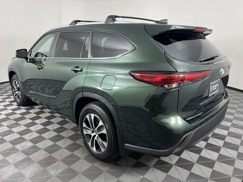 Used 2023 Toyota Highlander XLE AWD/4WD image 10