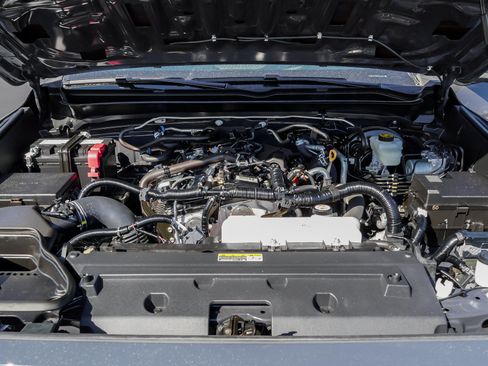 Certified 2025 Toyota Tacoma SR5 AWD/4WD image 15