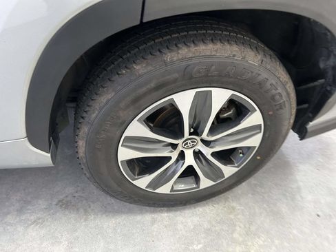 Used 2024 Toyota Highlander XLE FWD image 9