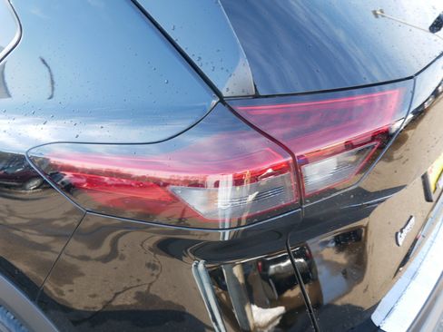 Used 2023 Nissan Rogue SV image 17