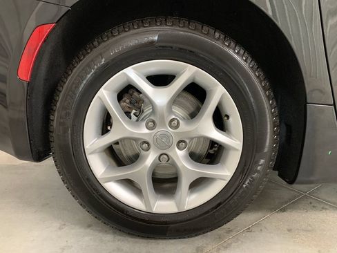 Used 2018 Chrysler Pacifica Touring-L w/ Tire & Wheel Group FWD image 28