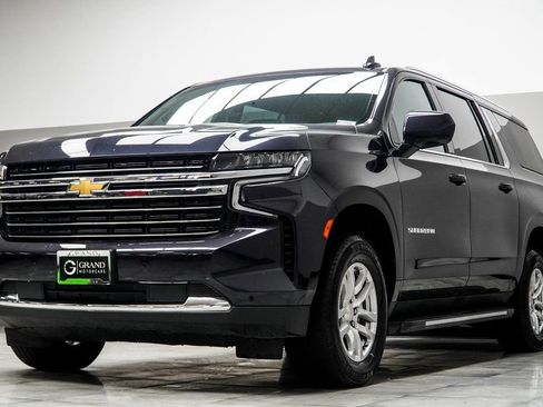 Used 2024 Chevrolet Suburban LT image 8