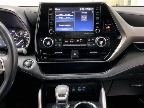 Used 2022 Toyota Highlander XLE AWD/4WD image 6