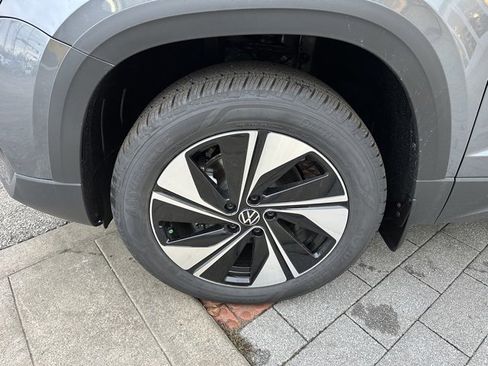 New 2026 Volkswagen Taos SE image 9