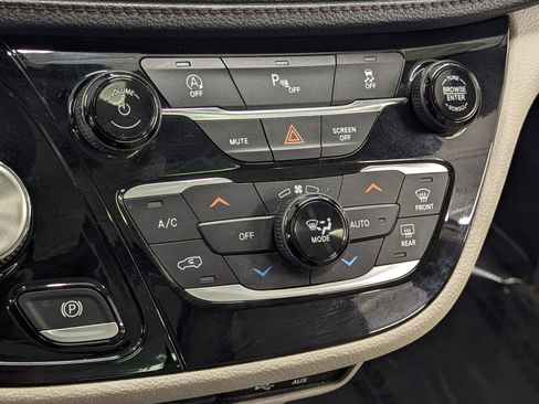 Used 2020 Chrysler Pacifica Limited image 26