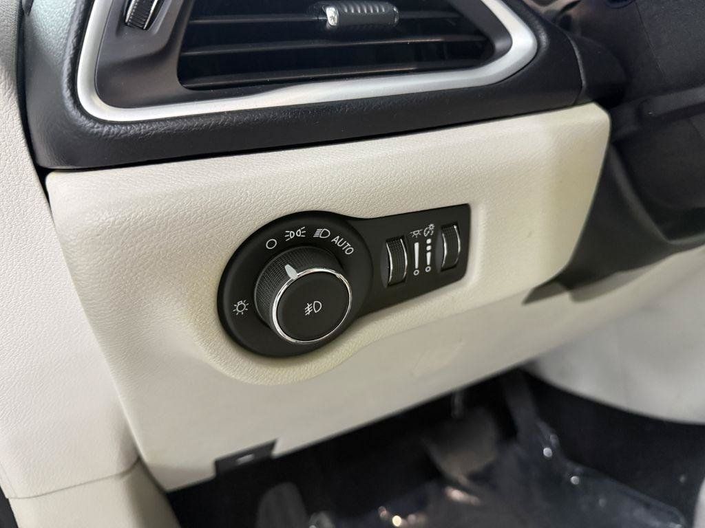 Used 2018 Chrysler Pacifica Touring Plus FWD image 12