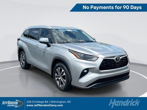 Used 2024 Toyota Highlander XLE AWD/4WD image 1
