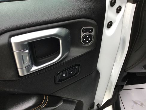 Used 2024 Jeep Wrangler Sahara image 8