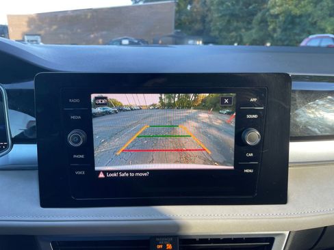 Used 2025 Volkswagen Taos SE image 17