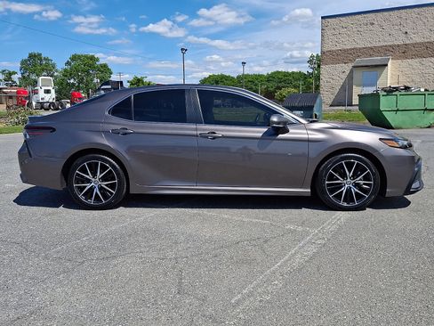 Used 2024 Toyota Camry SE FWD image 7