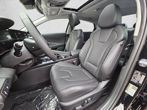 Certified 2025 Hyundai Elantra Limited FWD image 4