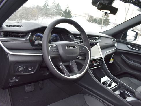 New 2025 Jeep Grand Cherokee Altitude AWD/4WD image 10