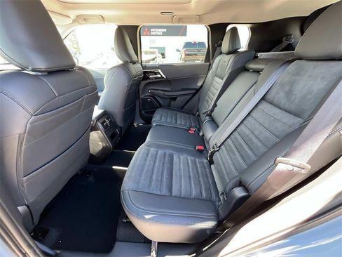 New 2025 Mitsubishi Outlander SE image 12