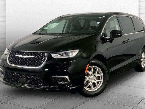 Used 2024 Chrysler Pacifica Touring-L FWD image 12