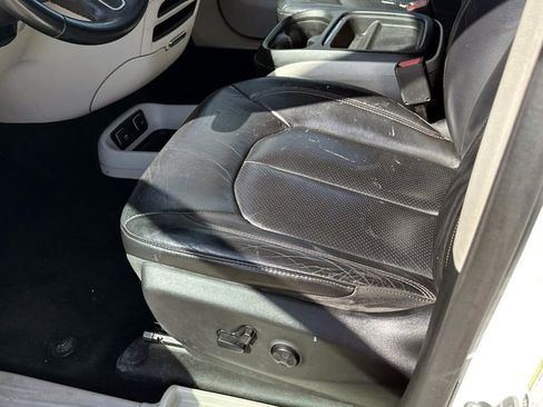 Used 2018 Chrysler Pacifica Touring-L FWD image 16