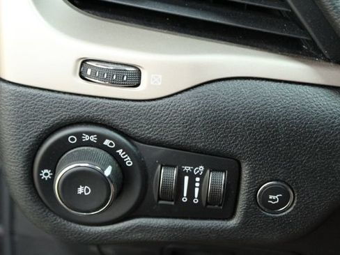 Used 2016 Jeep Cherokee Limited w/ Luxury Group AWD/4WD image 15