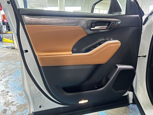 New 2025 Toyota Highlander Platinum image 39