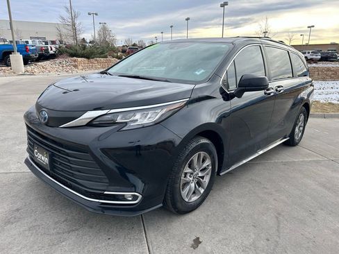 Used 2022 Toyota Sienna XLE image 3