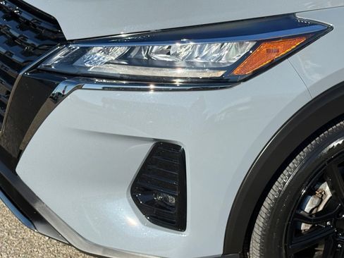 Used 2023 Nissan Kicks SR w/ SR Premium Package FWD image 11
