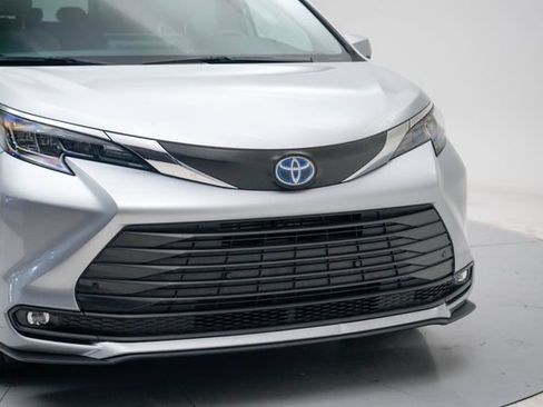 Used 2025 Toyota Sienna XLE FWD image 9