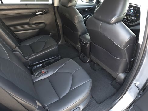 Used 2021 Toyota Highlander XLE image 41