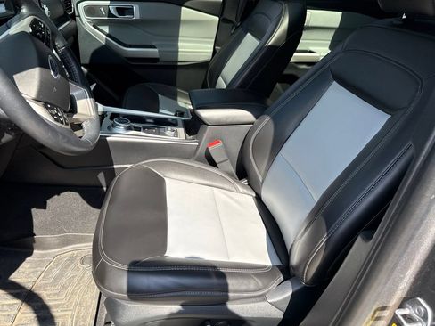 Used 2022 Ford Explorer XLT w/ Equipment Group 202A AWD/4WD image 2