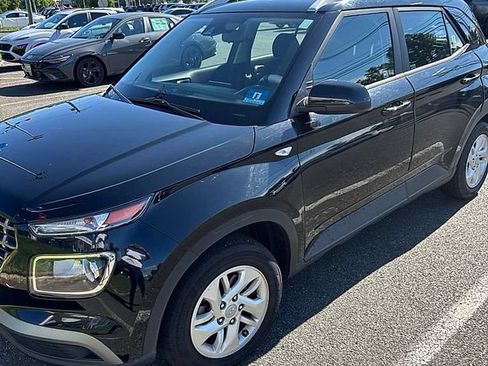 Used 2020 Hyundai Venue SEL w/ Convenience Package FWD image 2