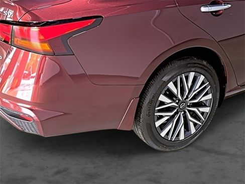 Used 2024 Nissan Altima 2.5 SV image 12